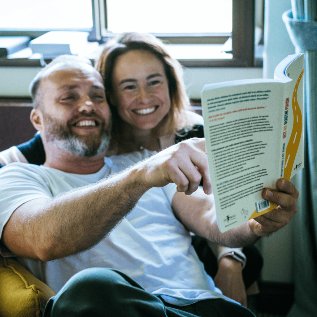 víťa a terka čtou dítě na vlastní pohon