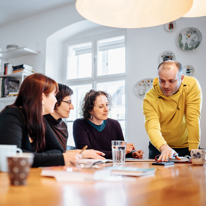 beseda zrady, křivdy a konflikty